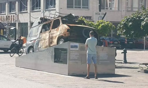 V Košiciach vystavili rozbitú sanitku z UA